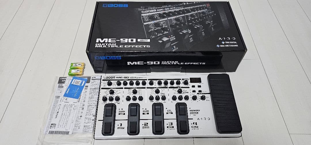値下げしました　ほぼ未使用品BOSS ME-90 限定色ホワイトマルチエフェクタ BOSS ME-90-WH [GUITAR MULTIPLE EFFECTS]（ホワイトカラー限定生産