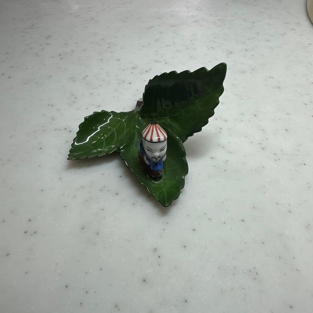 葉っぱ型の陶器皿と人形 水無月 葉型前菜皿 [ 正角・変形皿 ] 27.8×20.5×2.7cm