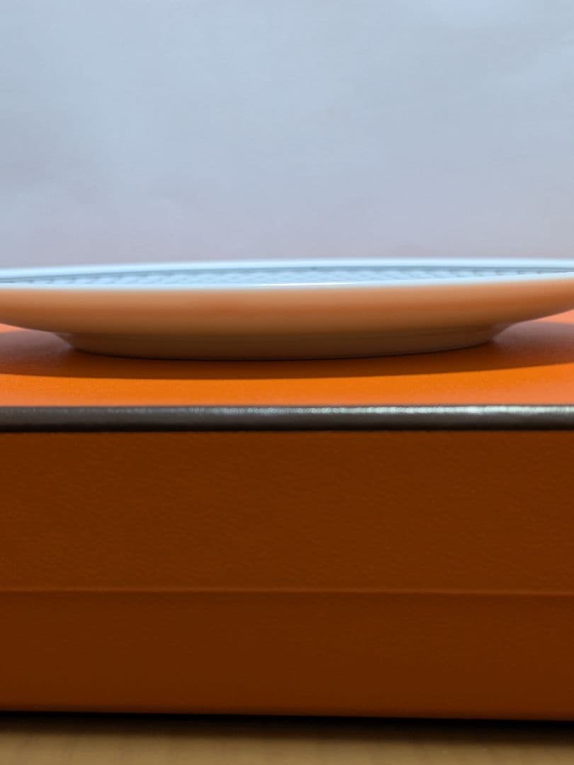 新品、未使用 HERMES パンプレート Hデコ 円形皿 白14cm 1枚 - メルカリ
