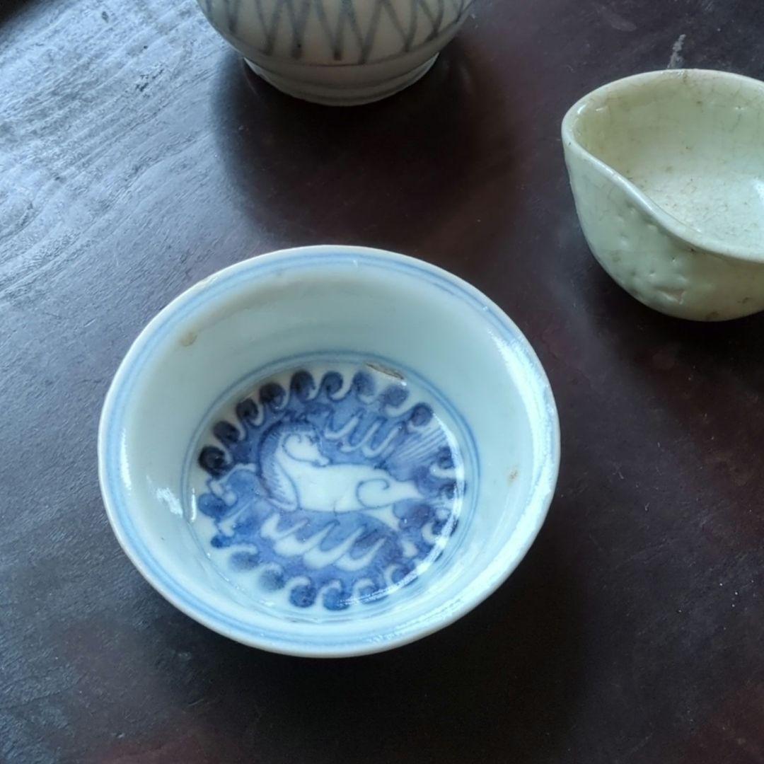 青白陶器の小皿 馬デザイン 午年 骨董品 初期伊万里 飛馬 酒盃