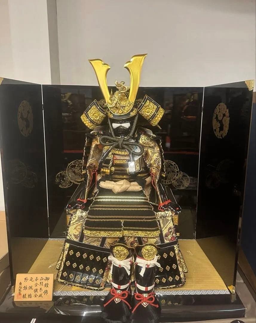 五月人形 鎧飾り 豪華兜鎧一式 金装飾 黒屏風付き 端午の節句 新品未使用 久月 五月人形 鎧平飾り 端午の節句 兜 鎧 鎧兜 鎧飾り 家紋入れ 甲冑