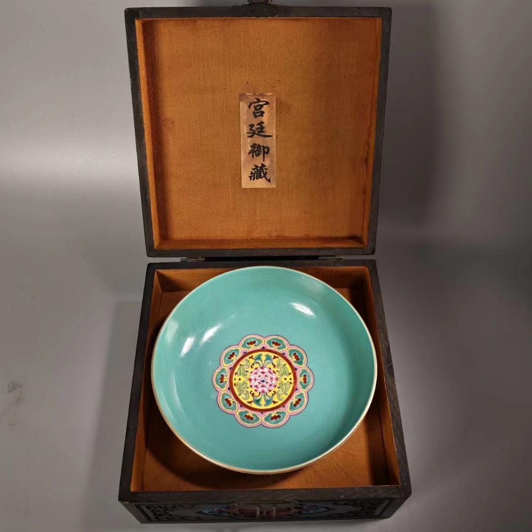 中国古美術・旧蔵珐琅彩粉彩陶磁器の皿・瑞獣中皿・