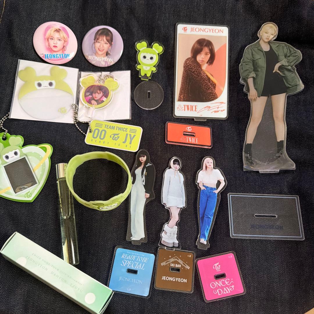 TWICE ジョンヨン アクスタ アクリルスタンド 缶バッチ 香水 まとめ
