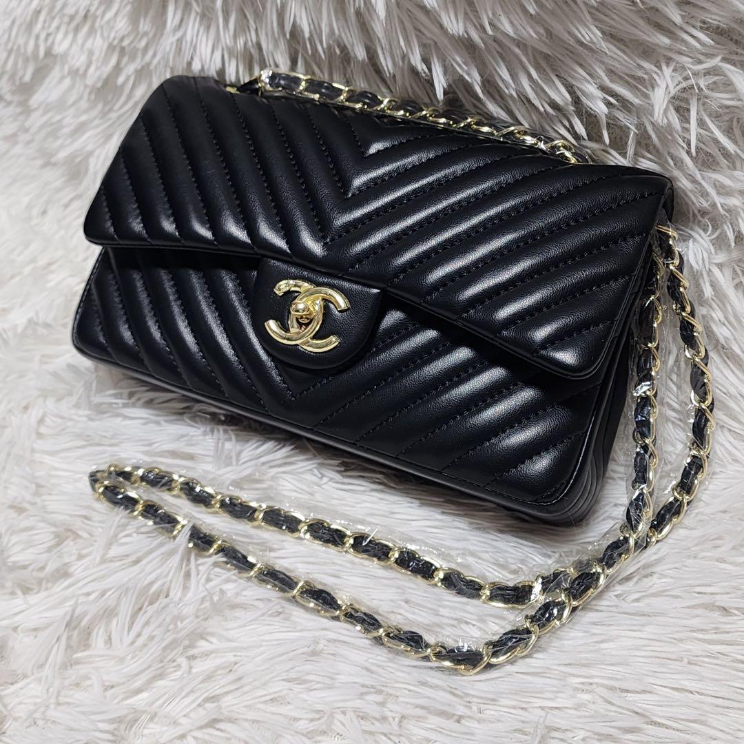 CHANEL ショルダーバッグ　Vステッチ　ノベルティ　シャネル　黒 CHANEL シャネル Vステッチ ショルダーバッグ レザー ブラック