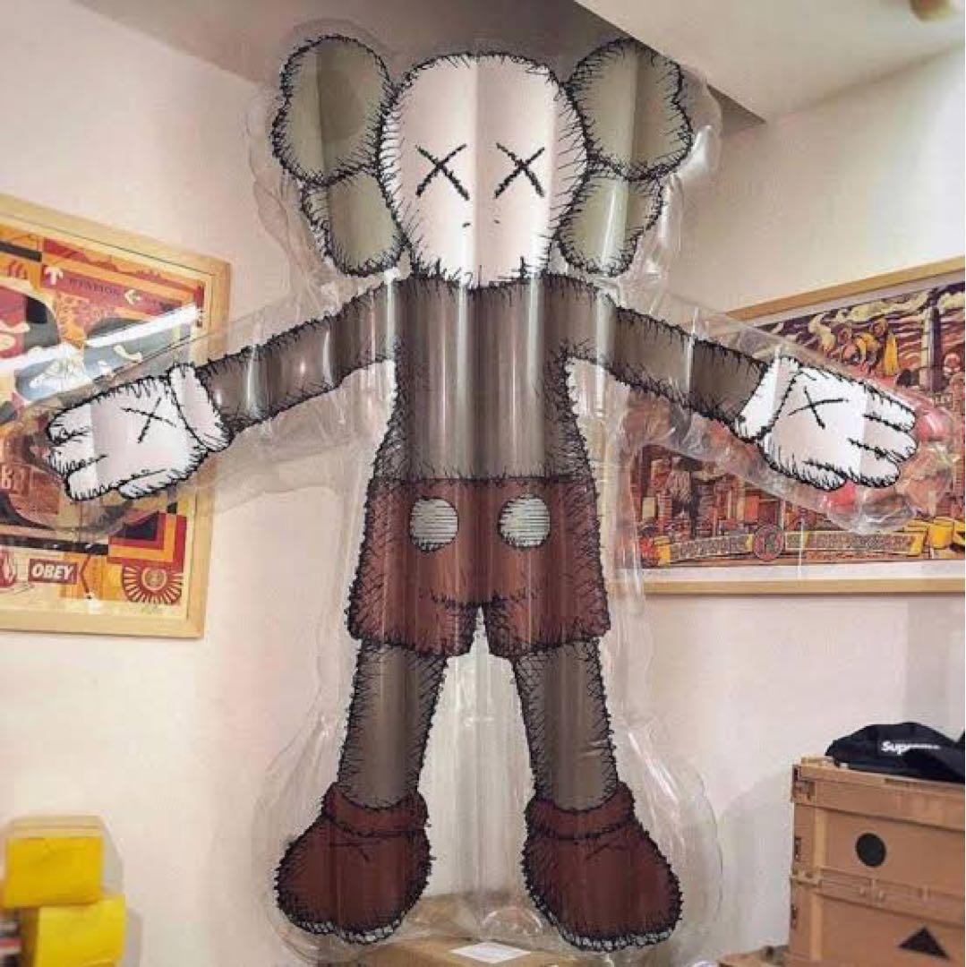 彫刻・オブジェ KAWS HOLIDAY KOREA Companion FloatingBed kaws-holiday-floating-