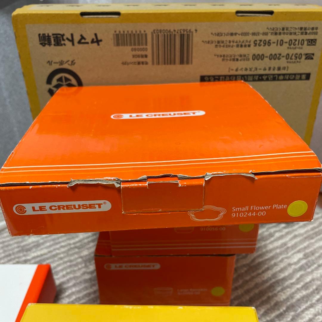 ルクルーゼ ラウンドプレート、フラワーディッシュ、ラムカン 6点