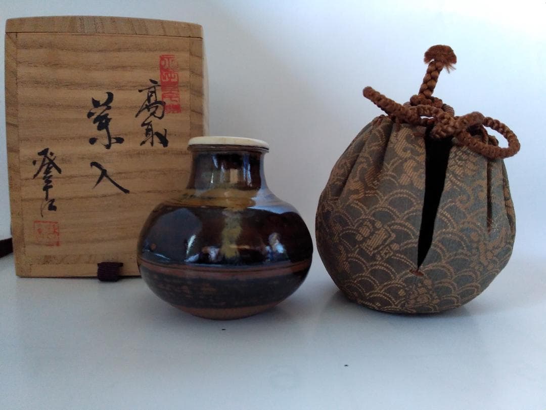 高取焼 登古窯 笹山登古 高取茶入 仕覆 三雲屋緞子 共箱 栞 茶入 美品 高取焼 登古窯 笹山登古 高取茶入 仕覆 三雲屋緞子 共箱 栞 茶入 美品