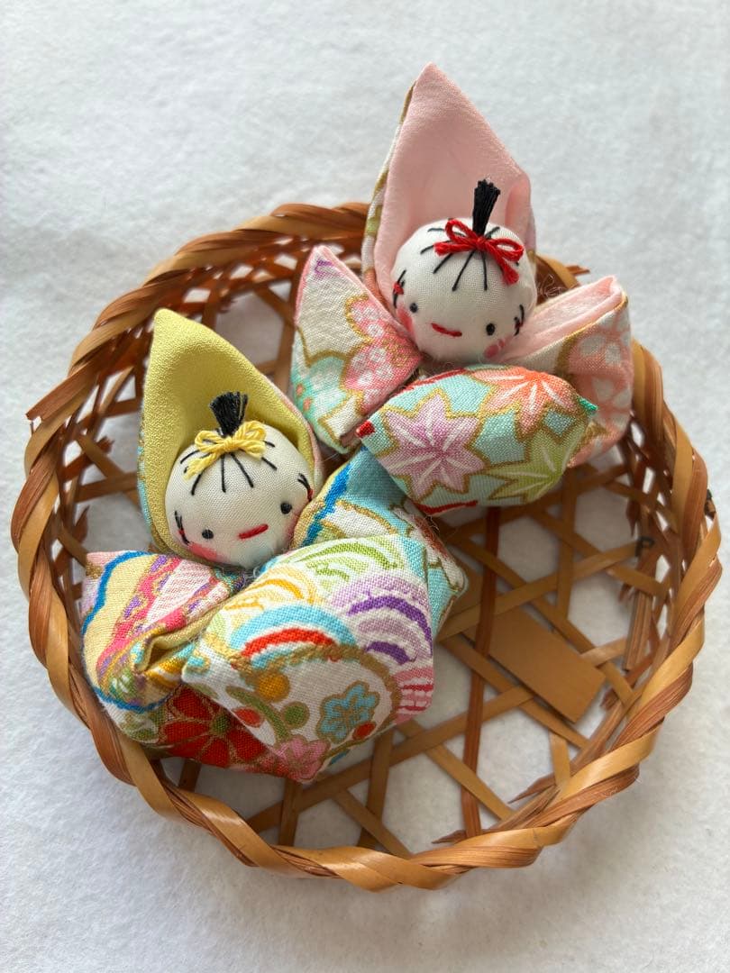 ちりめん細工「2人の赤ちゃんおくるみ」 - メルカリ