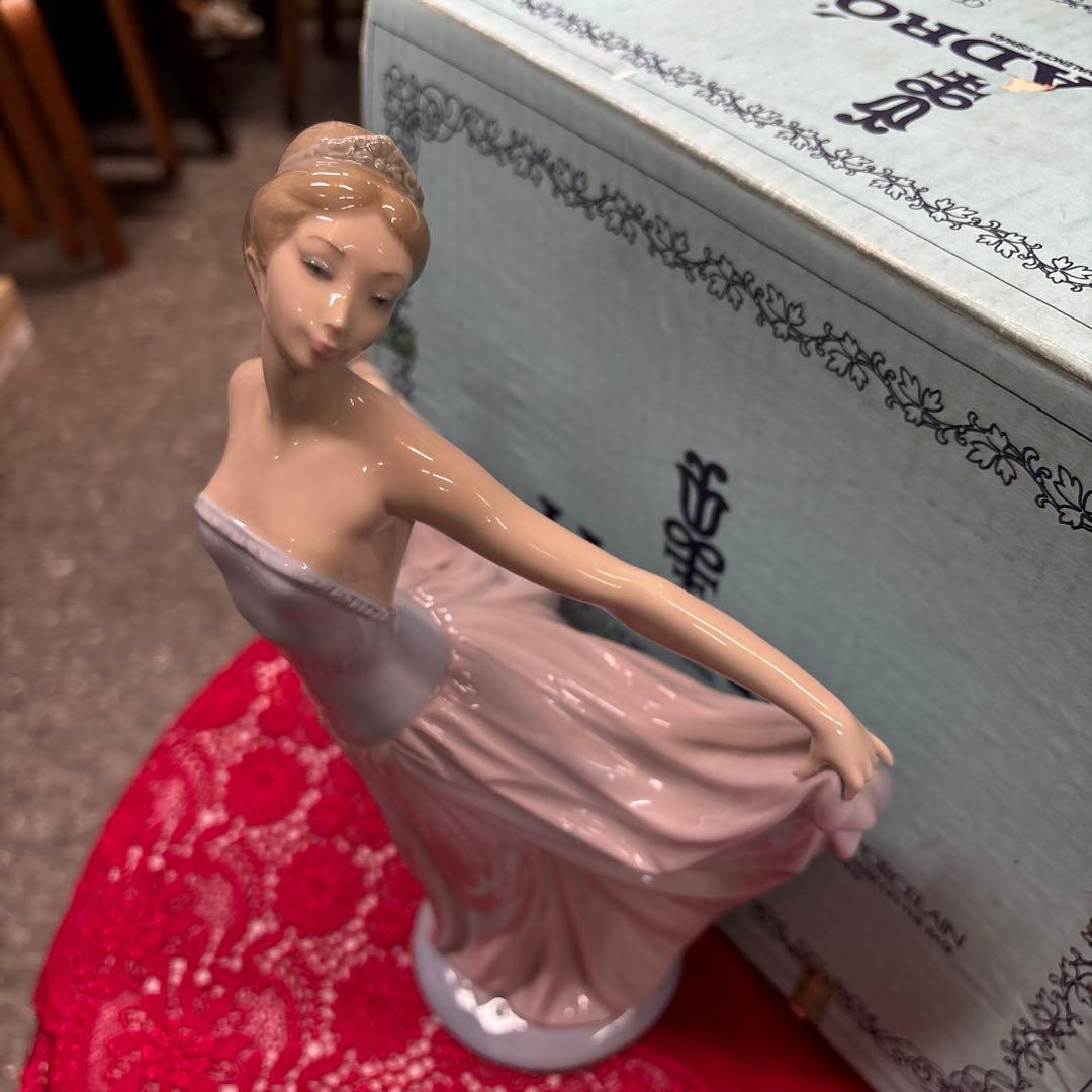 値下げしました。リヤドロ・ 陶器フィギュア 約25cm - メルカリ