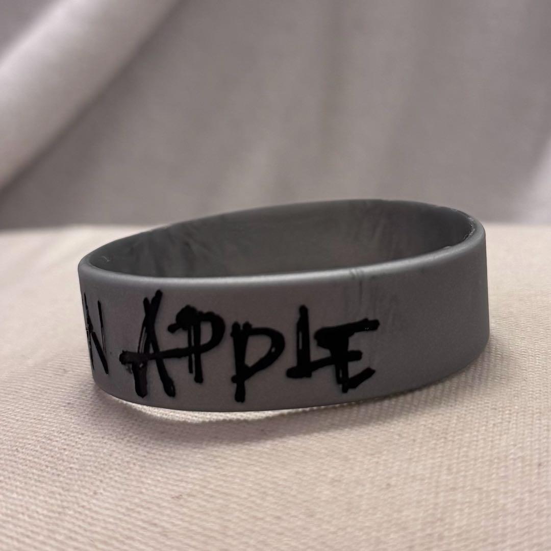 匿名配送】Mrs.GREEN APPLE ラバーバンド グレー シルバー - メルカリ