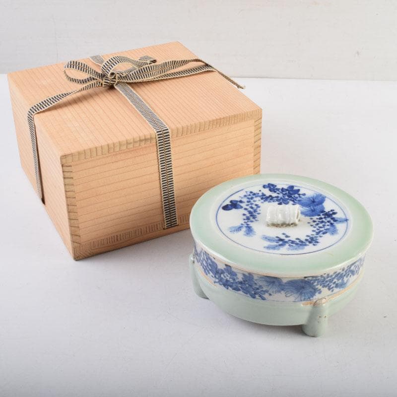 瀬戸焼　染付　花草文　三足香炉　蓋物　在銘　時代箱　V　9032 瀬戸焼 染付 花草文 三足香炉 蓋物 在銘 時代箱 V 9032