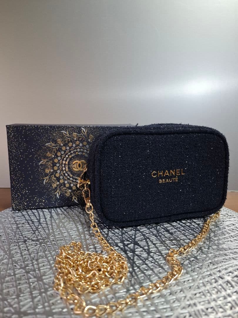 CHANEL 　2025ホリデー限定ポーチ　ネイビー　ノベルティ　斜め掛け CHANELシャネルクリスマスコフレ2025♡チャーム付き限定エッセンシャル