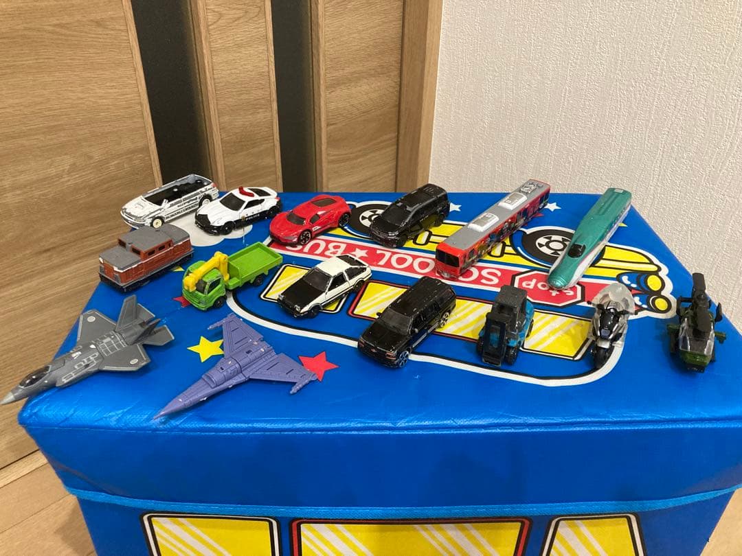 ①トミカセット スクールバス収納付き