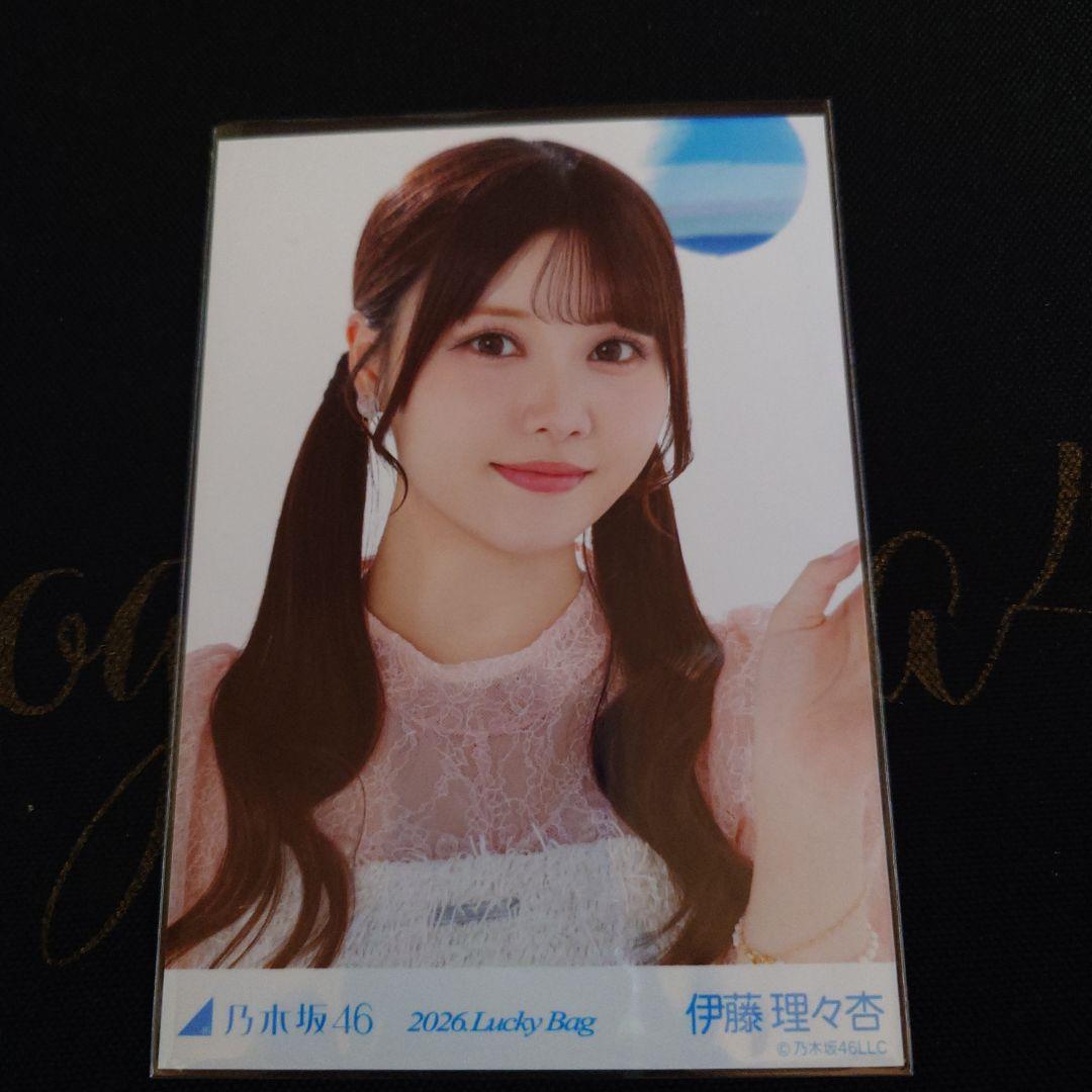 乃木坂46 伊藤理々杏 生写真 2026.Lucky Bagカレンダー衣装 - メルカリ