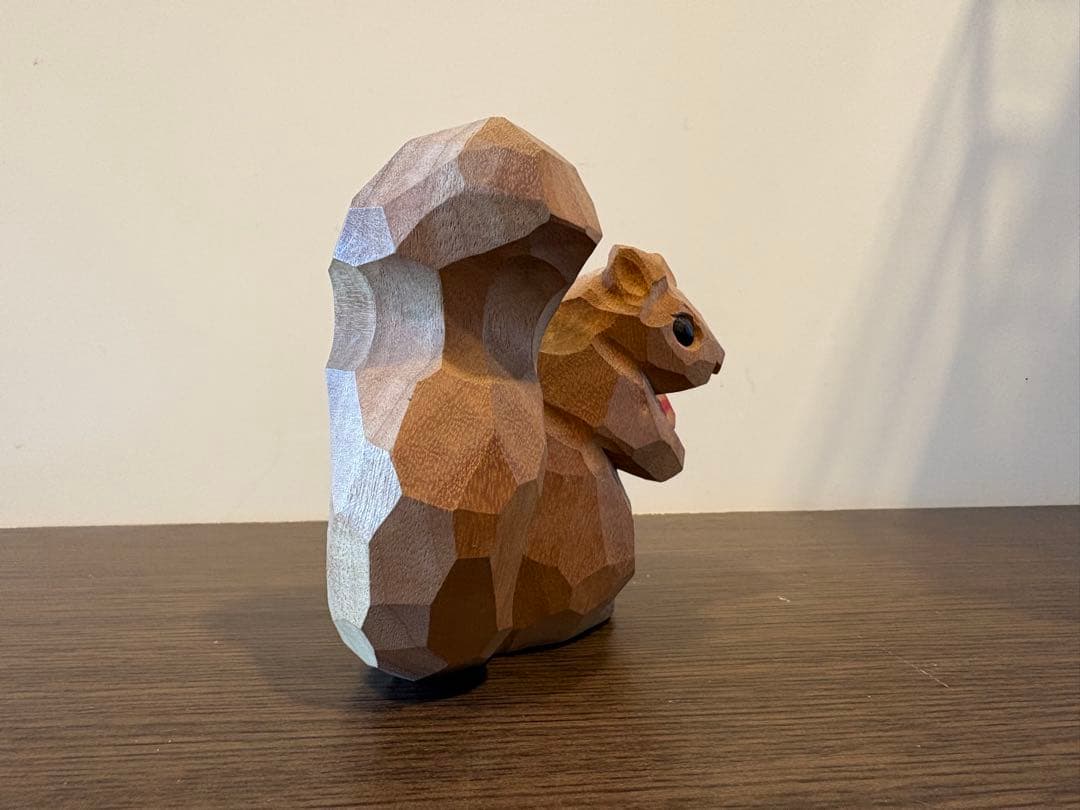 井波彫刻 木彫り置物 リスとキノコ 一点物 手彫り作品 約10cm - メルカリ