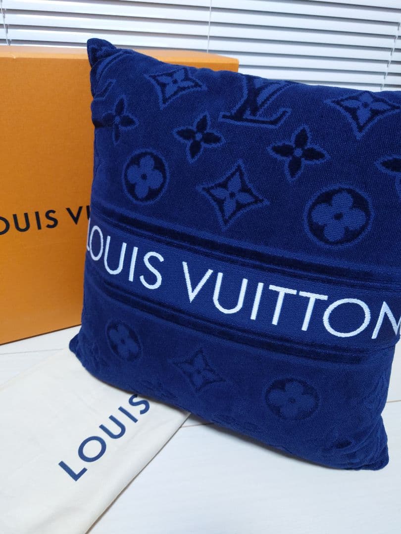 値下げ【新品】LOUIS VUITTON クッション　クッサン・LVバケーション ルイ ヴィトン LOUIS VUITTON クッサンLVバケーション クッション