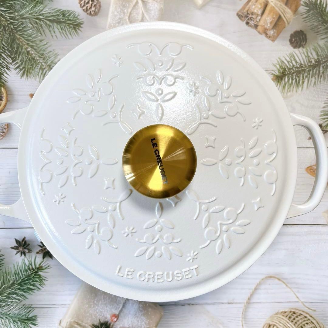♡ ルクルーゼ　ココットロンド ノエルレリーフ コットン ゴールドつまみ Le Creuset（ルクルーゼ）の「シグニチャー ココット・ロンド 24cm