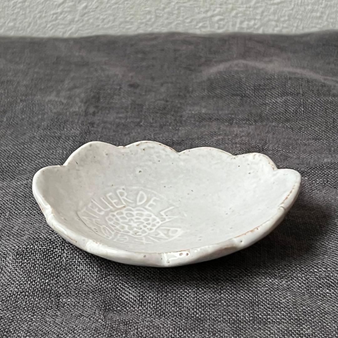 鹿児島睦さん輪花楕円の小皿①