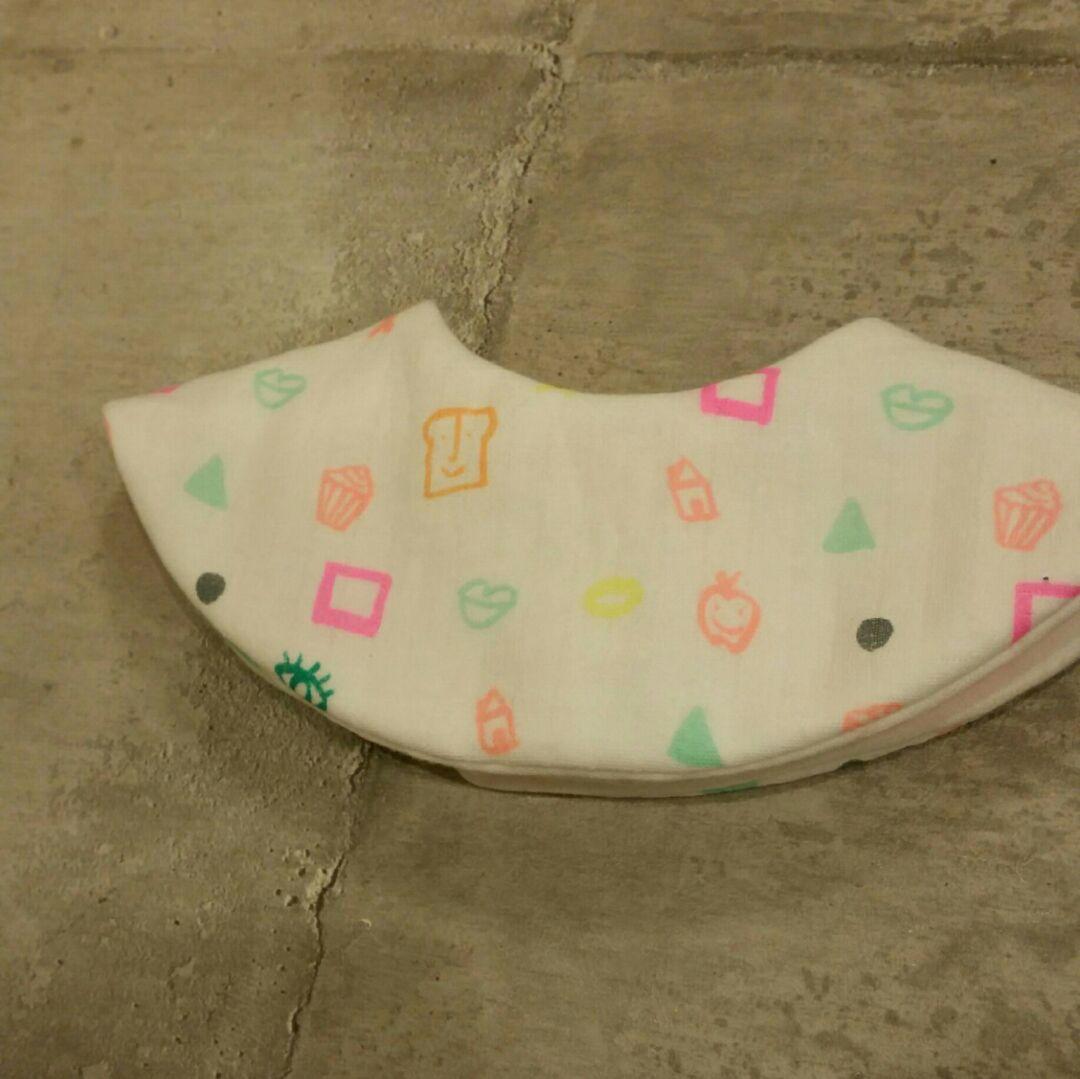 おちゃめ柄 ハンドメイドまるスタイ リバーシブル - スタイ