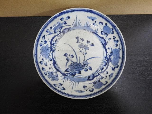 伊万里染付皿　大明成化年製　MA339 大聖寺伊万里 染付 菊唐草模様 大明成化年製文 五寸皿 - 生活骨董と