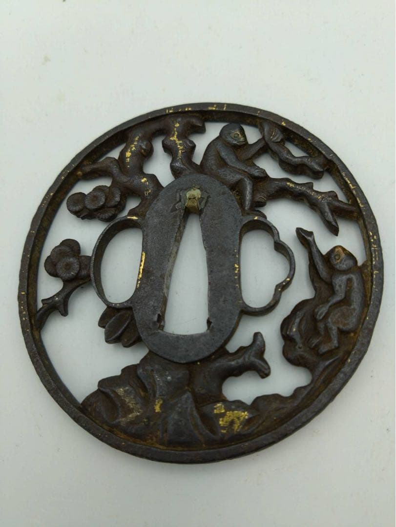 時代物 鍔(つば)鉄製 猿尽くし 動物 透かし彫り仕上げ 鍔専用 桐箱入り品 刀装具販売品 鍔 無銘（矢上） 千疋猿透図鐔