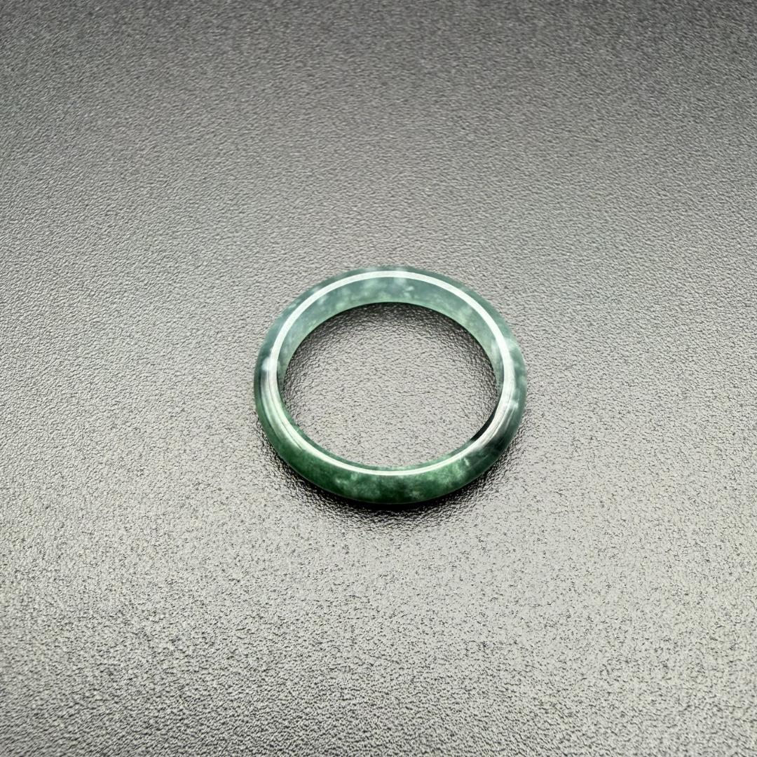 ミャンマー産 翡翠 くりぬきリング内径約16.4mm（11号相当） 天然石1点