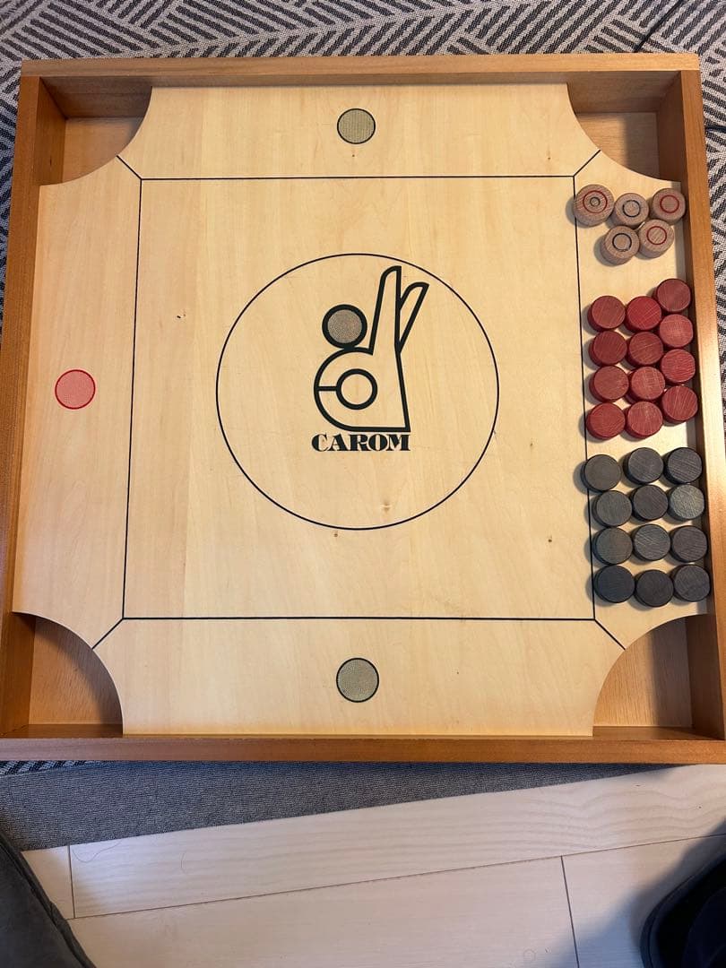 彦根CAROM 木製ボード ゲーム 彦根市では一家に1台”カロム”が常識？！大人も子どもも熱中する不思議