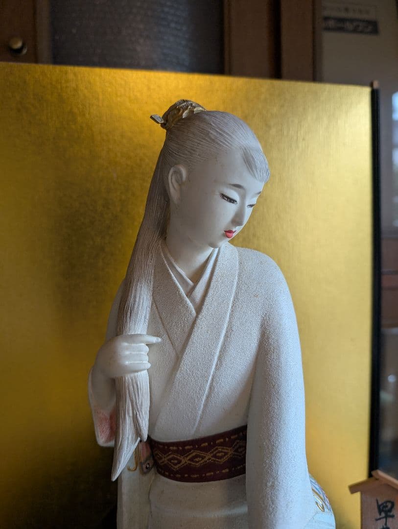 西頭哲三郎作 陶器製日本人形 「早春」- 繊細な美しさが光る