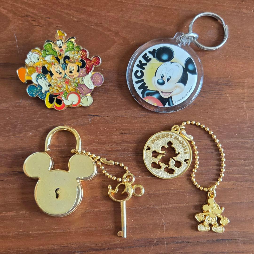 ミッキーマウス ディズニーグッズセット キーホルダー ピンバッジ
