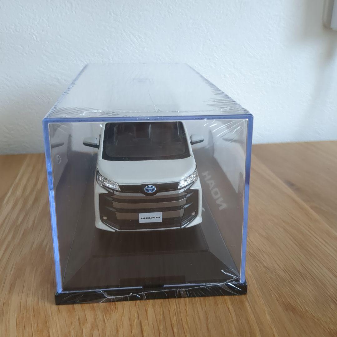TOYOTA ノア ミニカー ホワイトパールクリスタルシャイン ☆値下げしま