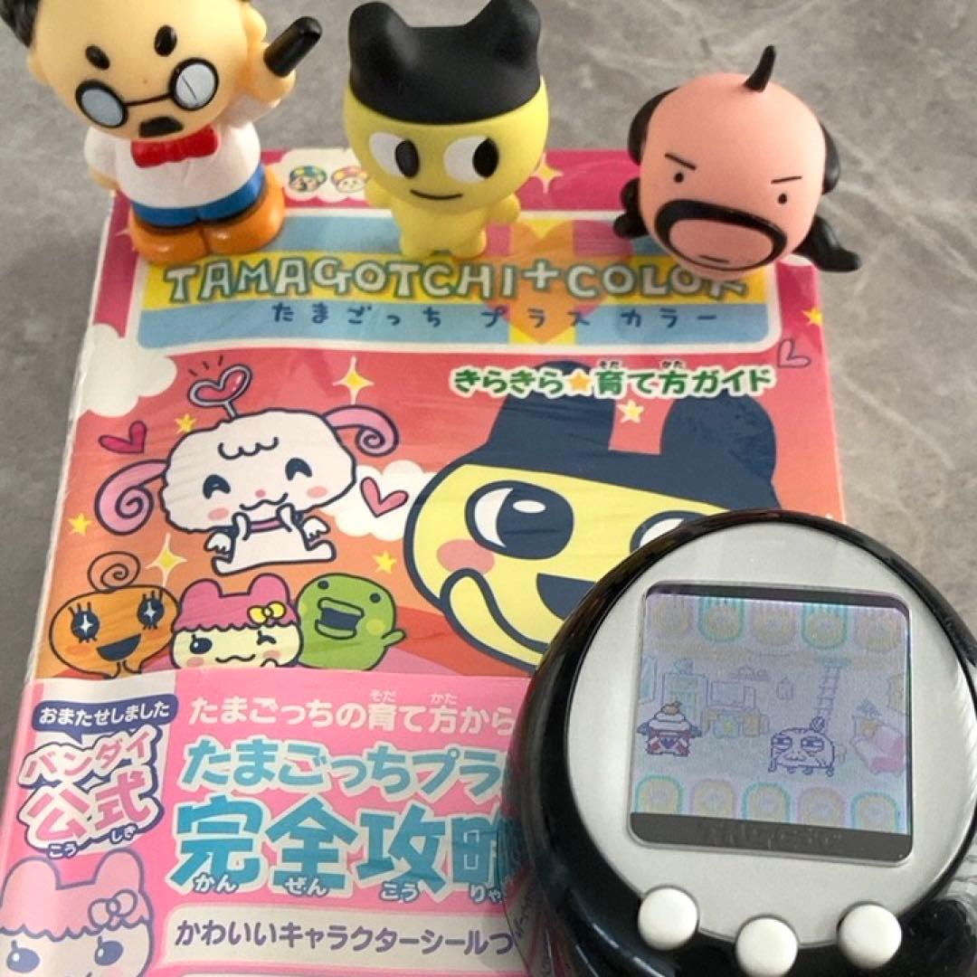 d*9様 Tamagotchi + Color 2008年製　と攻略本、フィギュ BANDAI Tamagotchi Paradise Purple Sky English German French 9