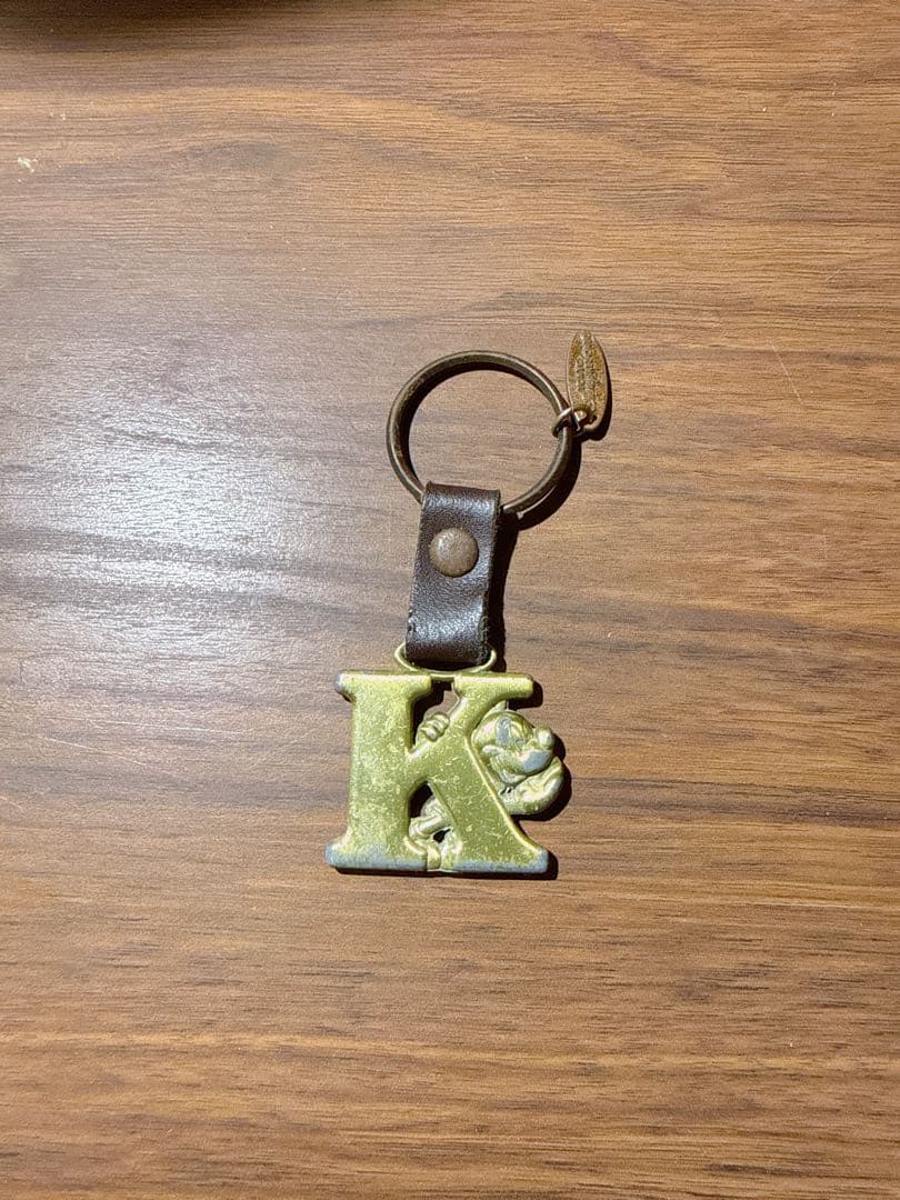 ディズニー　ミッキー　ゴールド アルファベット 'K' キーホルダー　希少 ミッキーマウス ディズニー キーホルダー アルファベットK【美品