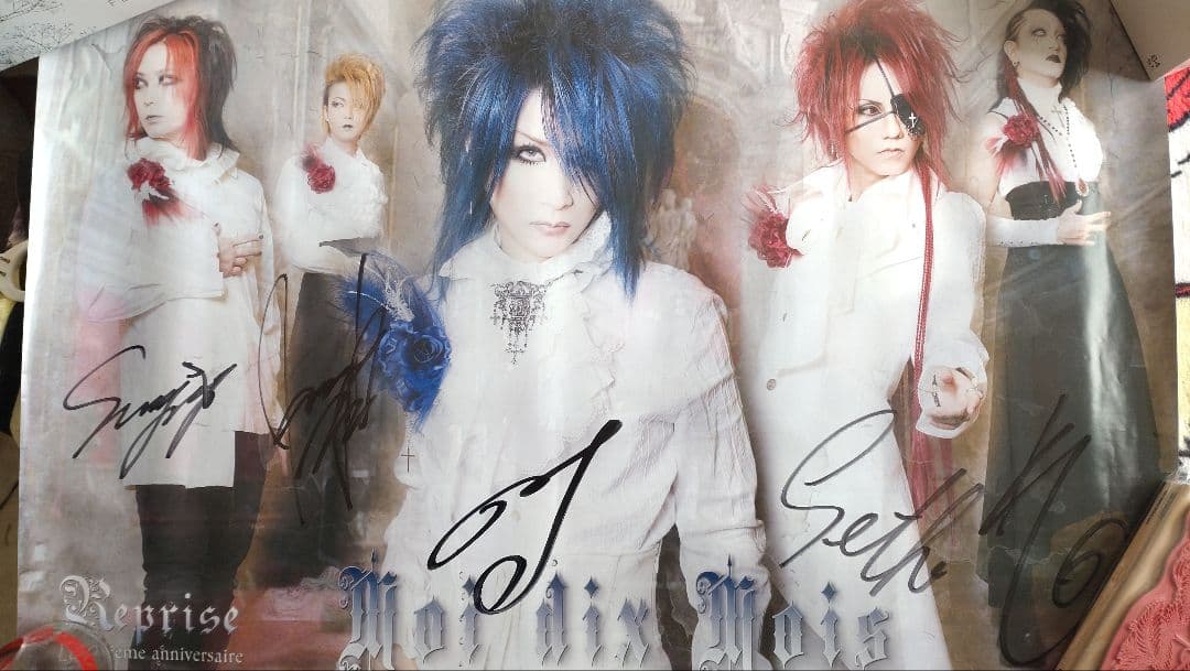 Moi dix Mois メンバー 直筆 サイン入りポスター - メルカリ
