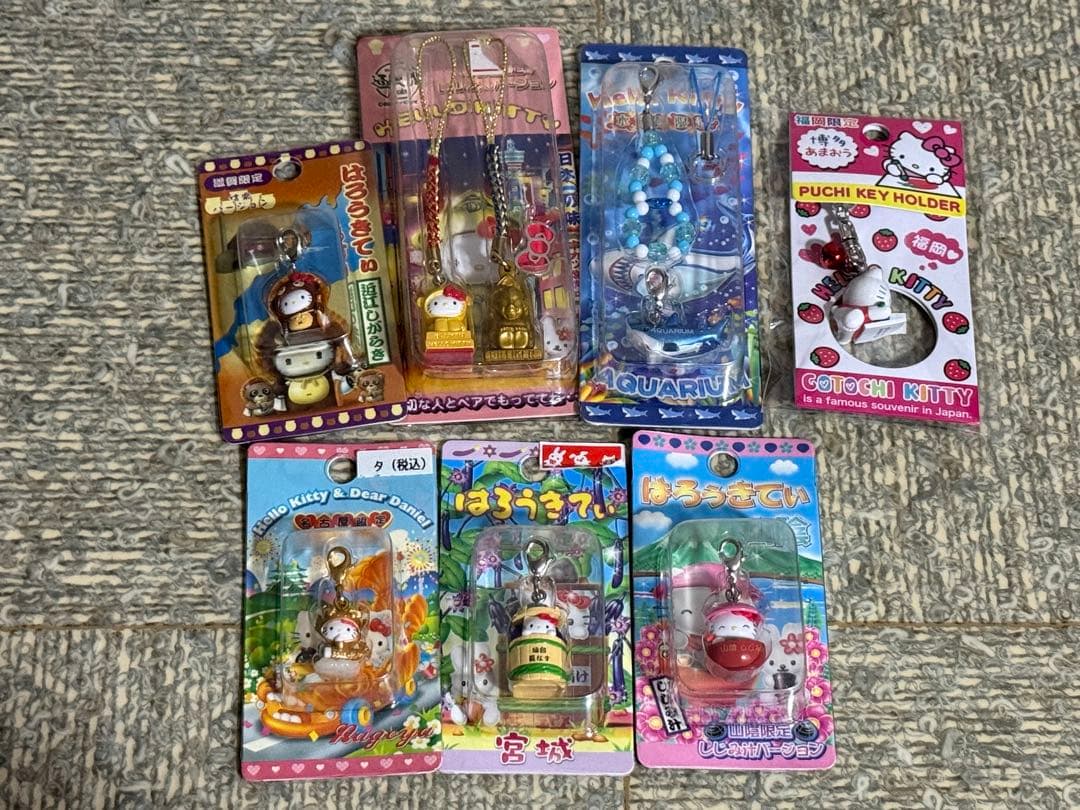 ご当地キティ ストラップ、キーホルダー 7個まとめ売り - メルカリ