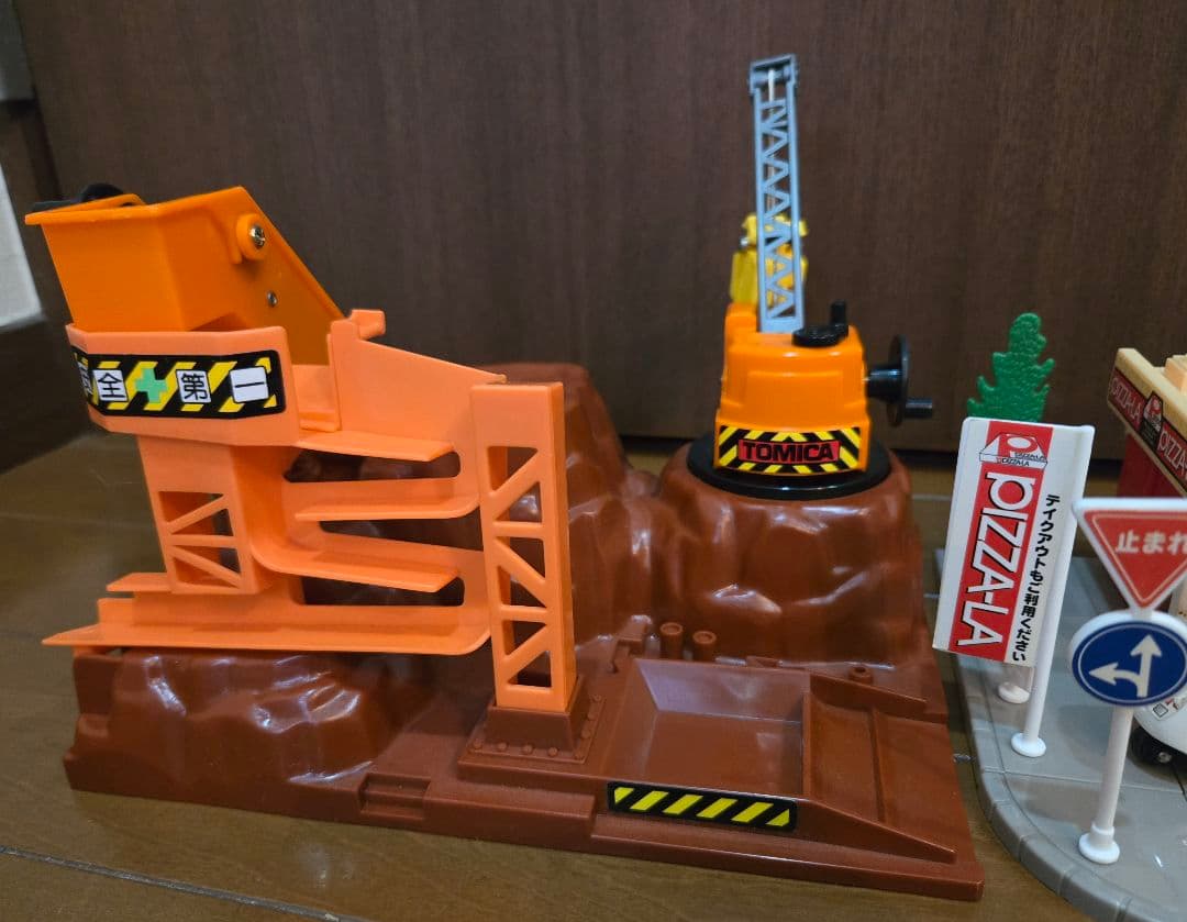 美品】【廃盤品】トミカタウン ピザーラ 交番 建設現場 つながる道路