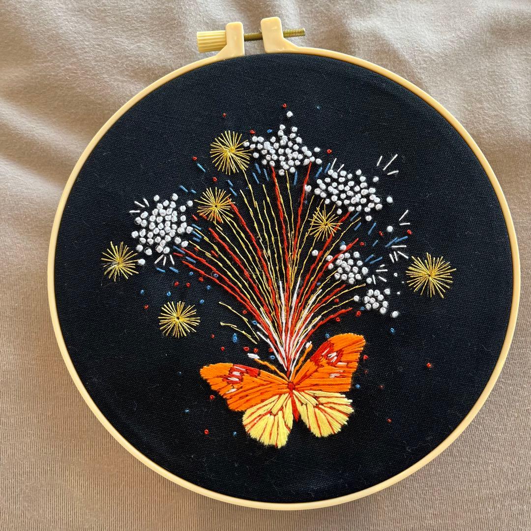 刺繍 フランス刺繍 ハンドメイド 刺繍フレーム 壁飾り 壁掛け 花火 蝶