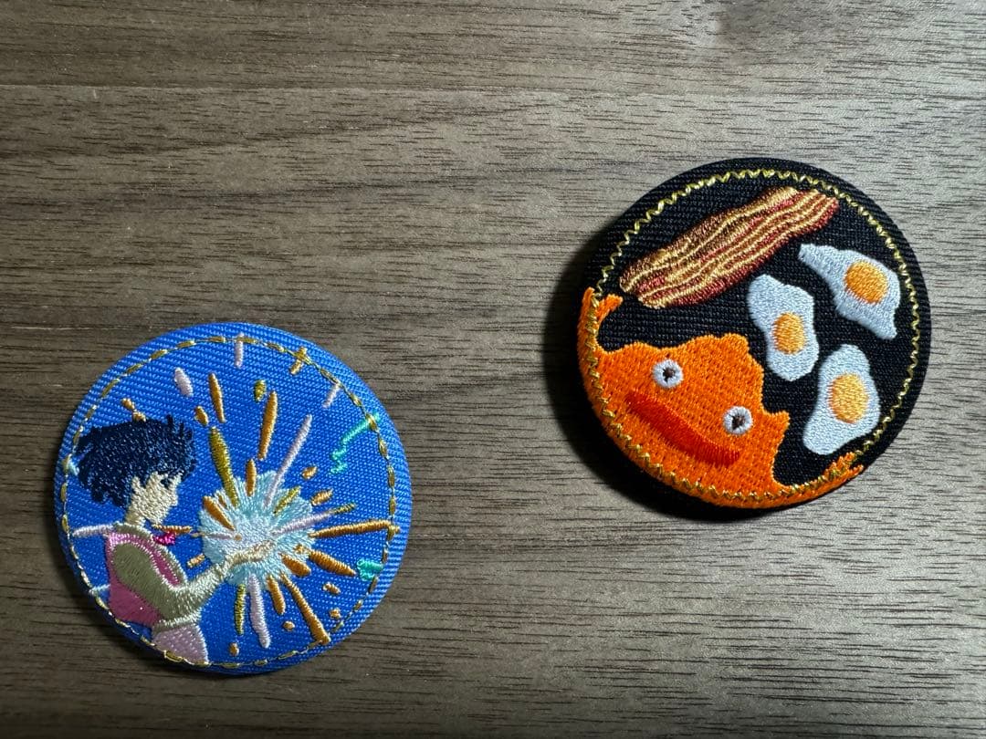 スタジオジブリ ハウルの動く城 刺繍ブローチ 缶バッジ2種 - メルカリ