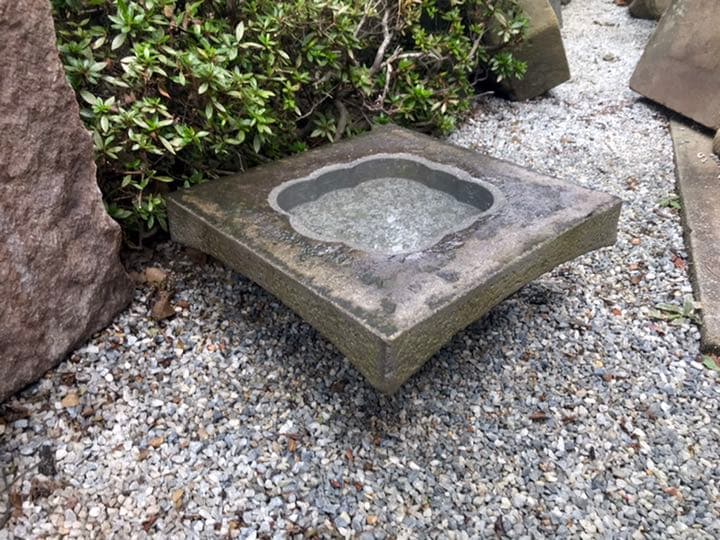 【自然石八重花柄模様水鉢・向鉢・蹲】バードバスガーデニング箱庭造園水石飾り石 楽天市場】天然石 手水鉢 つくばい （48.5×47.5×16cm 35kg D）【 睡蓮
