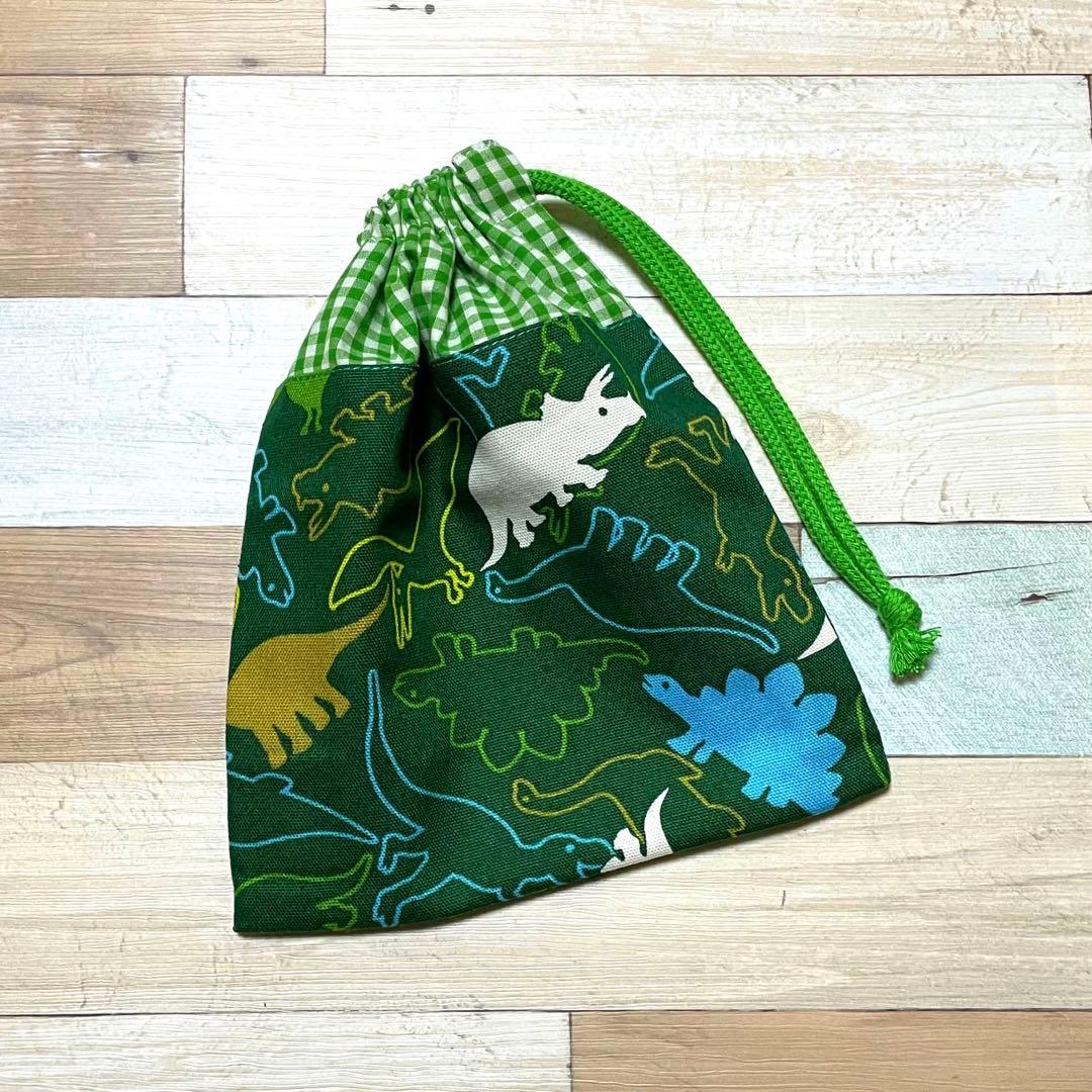 ハンドメイド★グリーン。恐竜プリント×ギンガム切替片側紐出し巾着。入園グッズ 入園・入学グッズ手作りキット（6点セット）恐竜のパレード／クリーム
