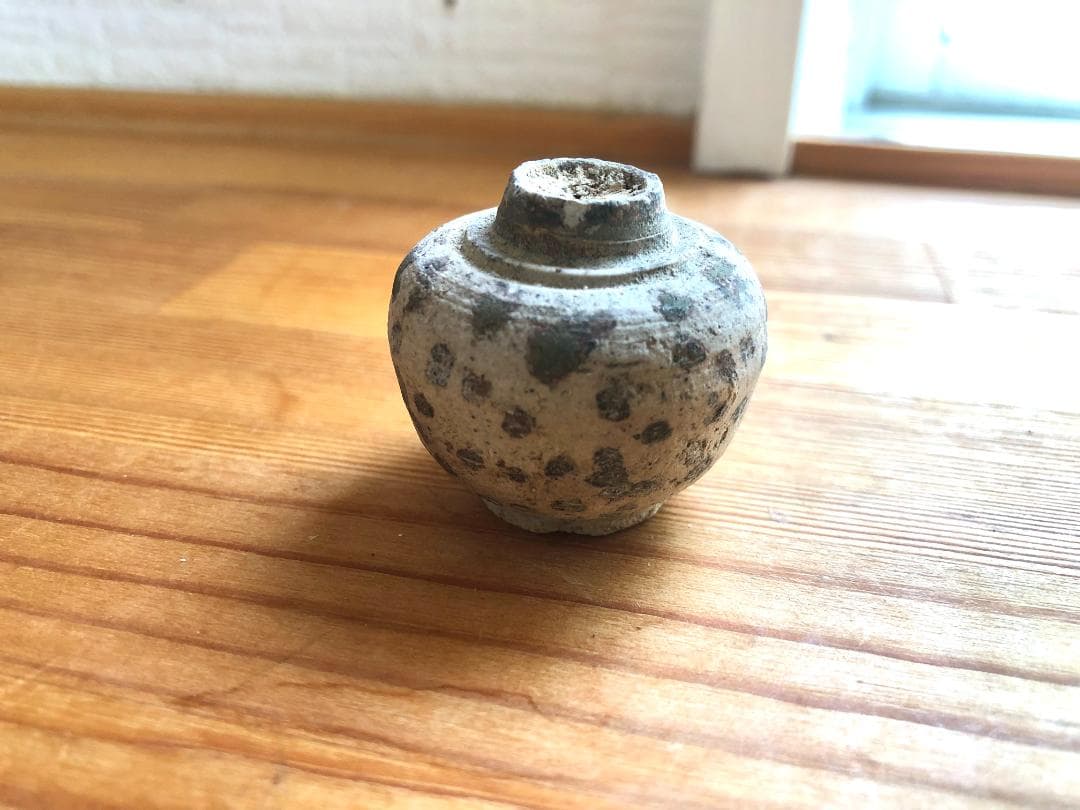 【タイ・骨董・出土品】宋胡録（スンコロク）白釉斑紋小壺（1301年~1600年） タイ・骨董】宋胡録（スンコロク) 白灰釉 小壺（1301年~1600年）