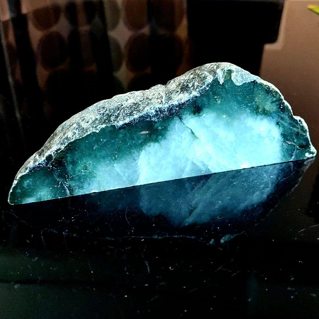 渋かっこいい模様に迫力の大きさの JADEITE 本翡翠 原石 2面磨き