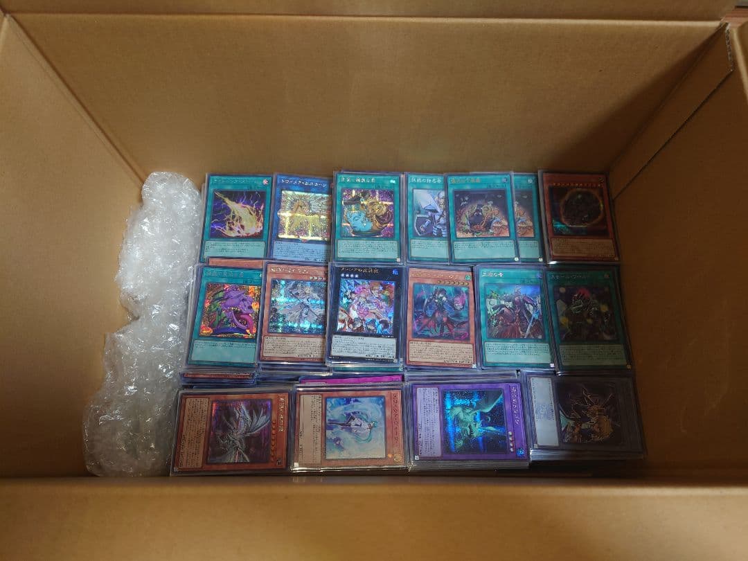 遊戯王OCG まとめ売り約9キロ 遊戯王 販売情報】 #遊戯王OCG より 画像のカードをショーケースに展開