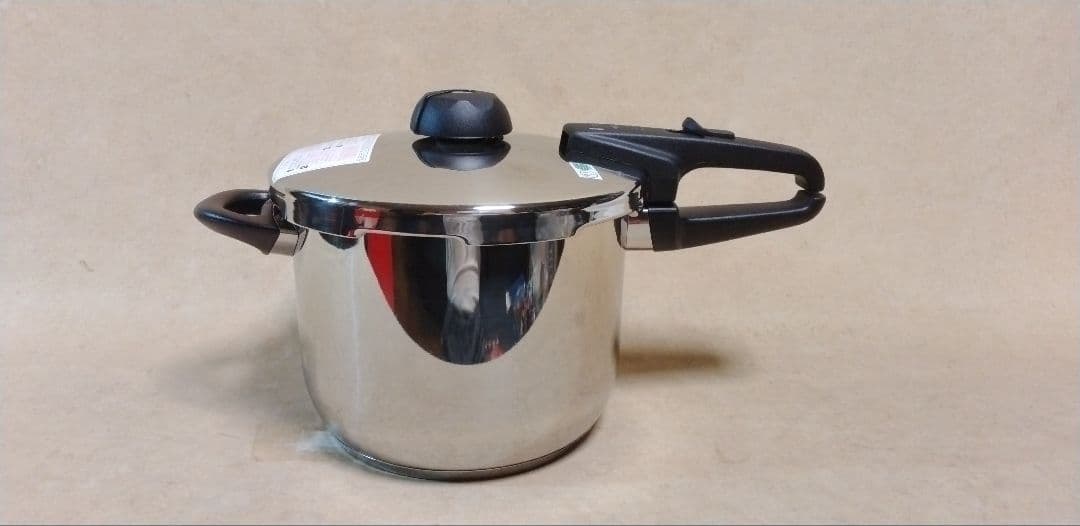 Fissler 圧力鍋 vitavit  6L ステンレス製 Amazon｜フィスラー (Fissler) 圧力鍋 ビタビットプレミアム 6L ガス火