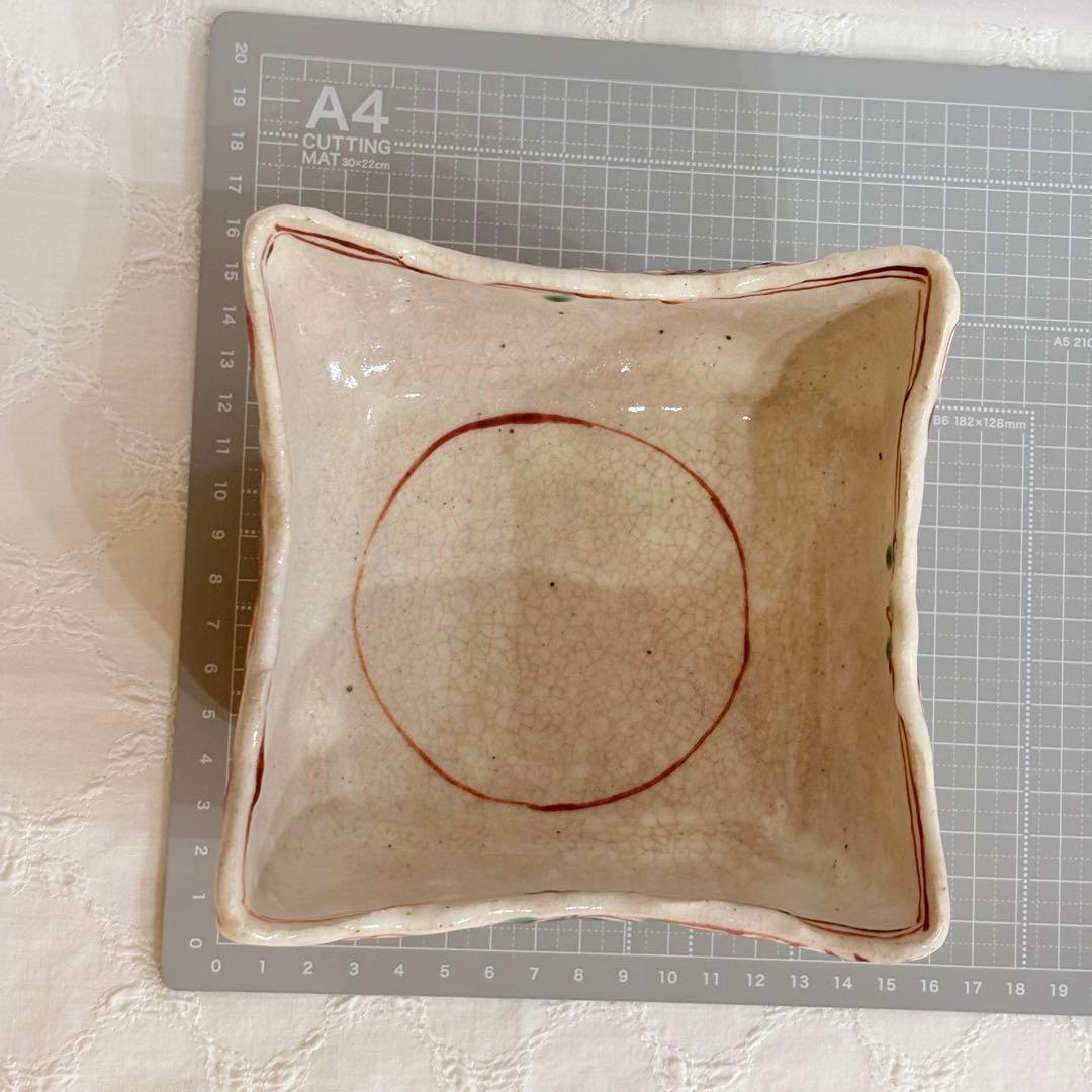 四角い鉢黒岩卓実（たくみ窯）赤絵四方足付鉢。美濃焼の人気陶芸家