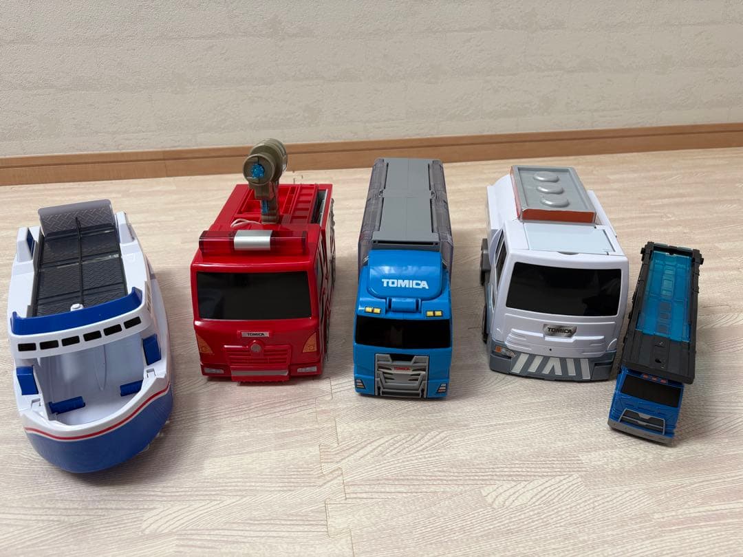 【大特価】トミカ おかたづけコンボイ　他5点セット オンライン限定価格】トミカワールド おかたづけコンボイ トミカケース