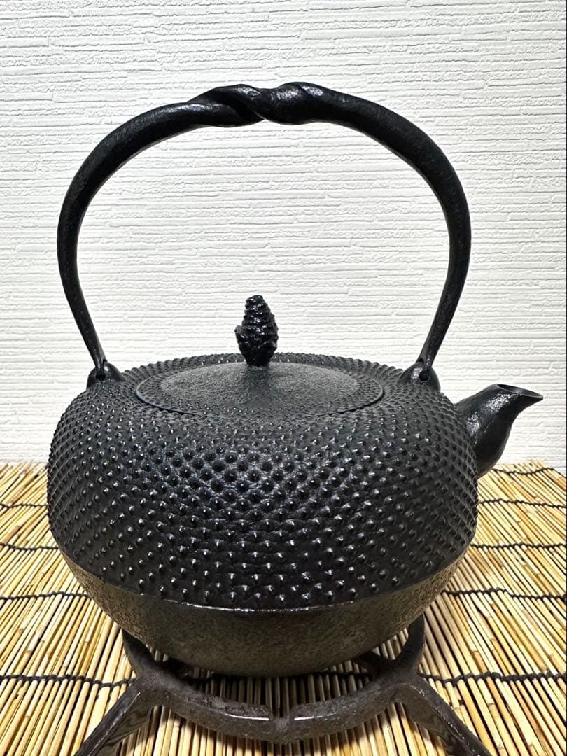 未使用品、タグ付 南部照光堂 心斎作 18型アラレ 南部鉄瓶 南部鉄器