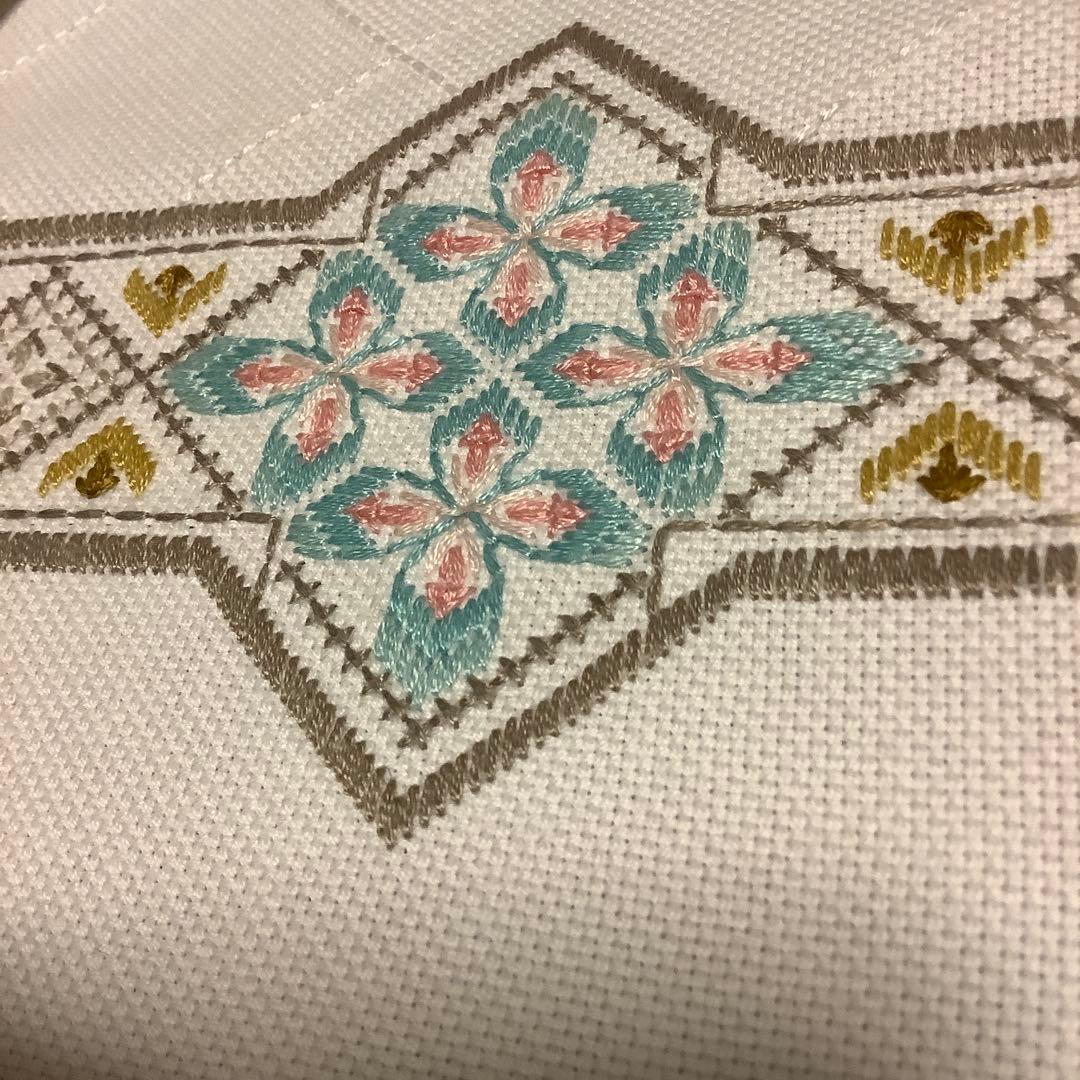 手刺繍　ハンドメイド　テーブルクロス 刺繍テーブルクロス | iichi 日々の暮らしを心地よくするハンドメイド