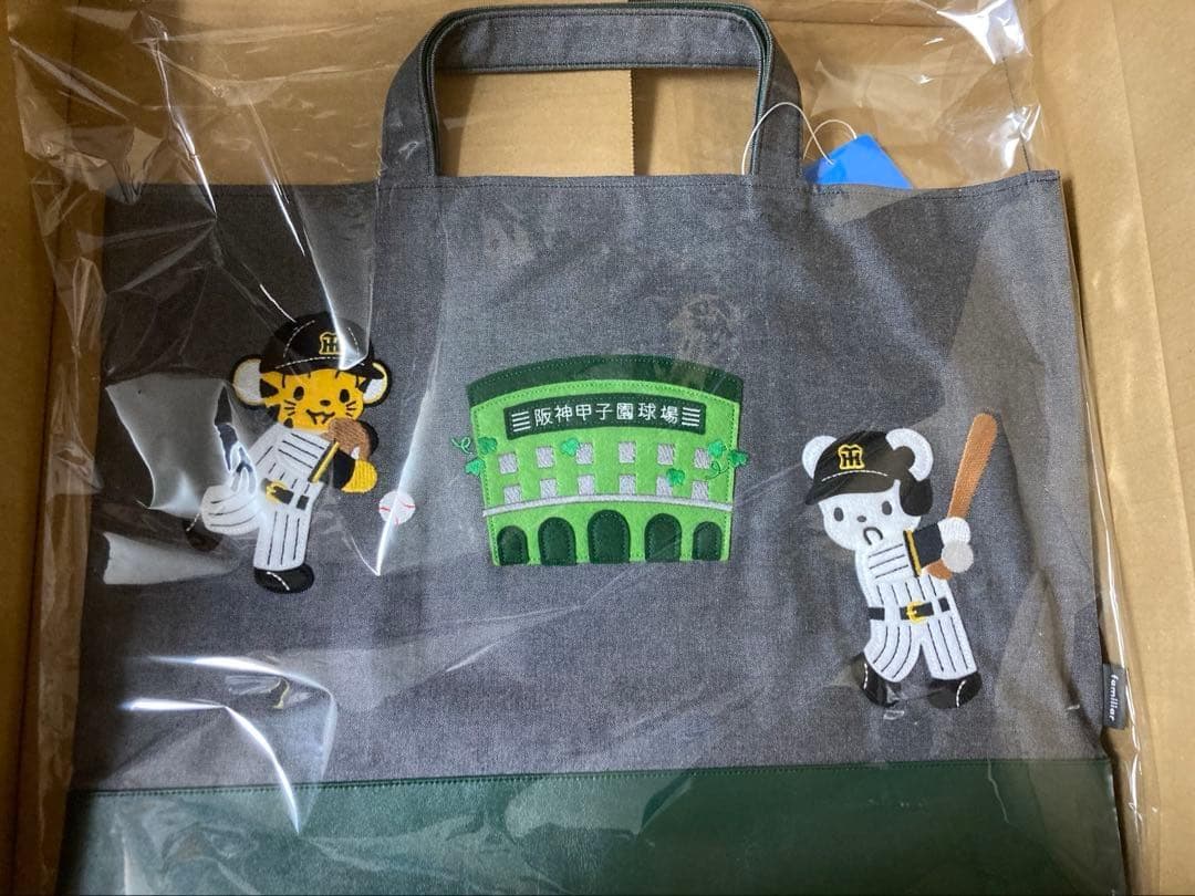 【新品未使用】ファミリア　タイガース　デニムバック 阪神タイガース×familiar 阪神甲子園球場で野球をする「ファミちゃん
