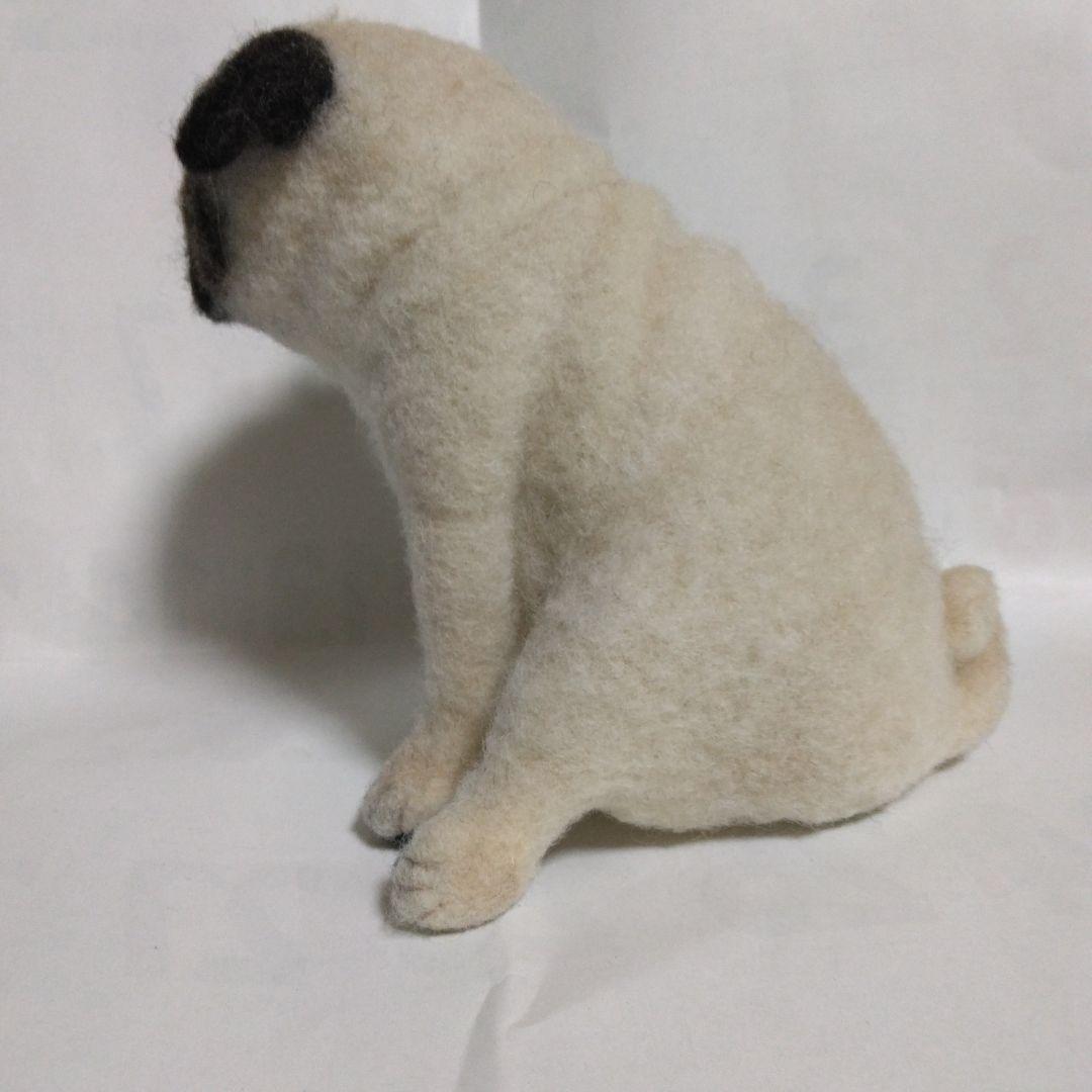 羊毛フェルト ハンドメイド パグ お座りポーズ 困った顔 - メルカリ