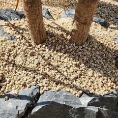 くろ様専用) 割栗石(黒茶250kg)山砂(100kg) - メルカリ